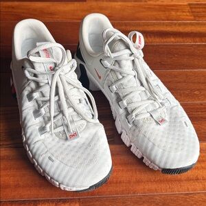 Nike Metcon Free women’s sneakers size 8.5 in good condition.